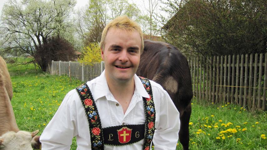 Leonhard ist ein waschechter "bayrischer Bub" – fröhlich, gesellig und verschmitzt. In seiner Freizeit engagiert sich der 25-Jährige für die Freiwillige Feuerwehr und treibt viel Sport. "Damit ich in meine Lederhosen passe", scherzt Leonhard.