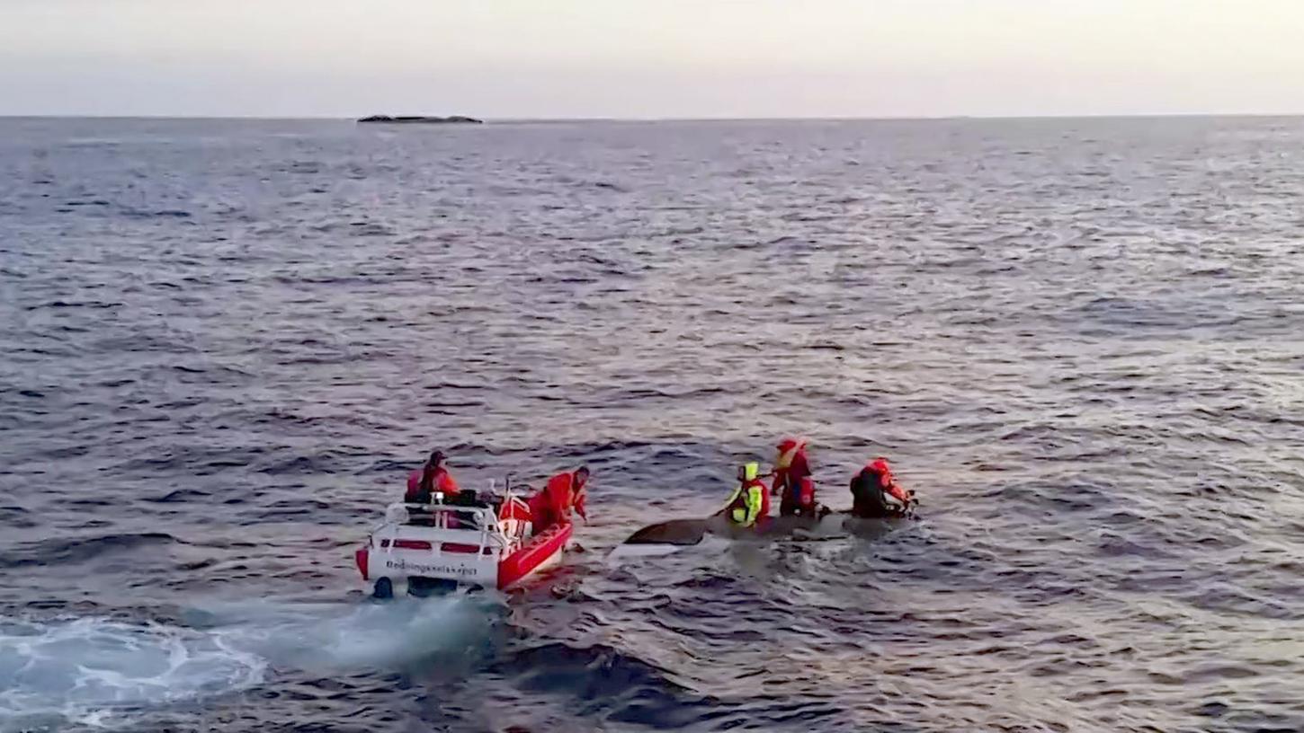 Drei deutsche Angler, die an der norwegischen Westküste nahe der Insel Averøya in Seenotgeraten waren, werden von norwegischen Seenotrettungskräften geborgen.