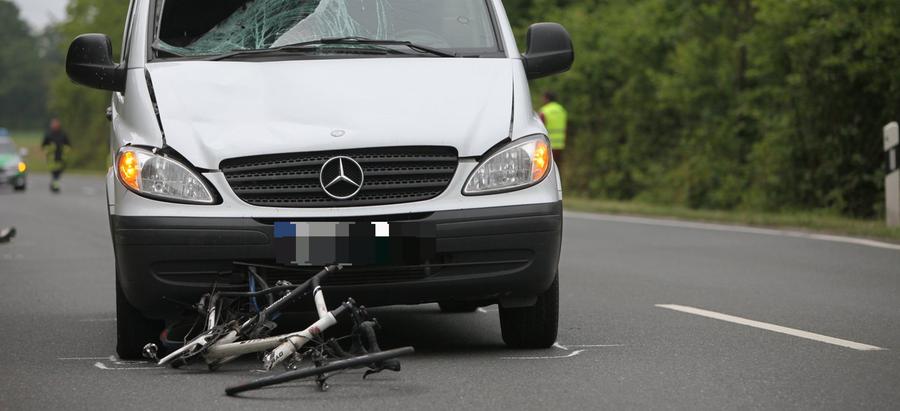 Rennradfahrer geriet unter Transporter: 61-Jähriger stirbt