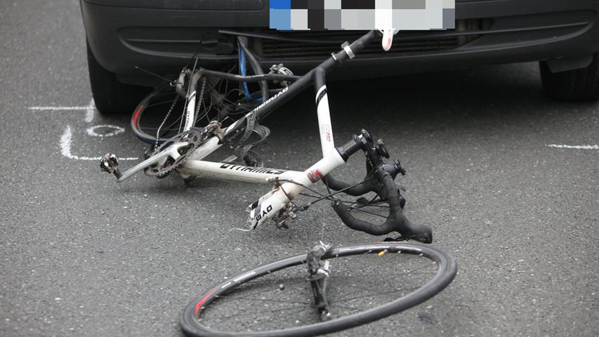 Rennradfahrer geriet unter Transporter: 61-Jähriger stirbt