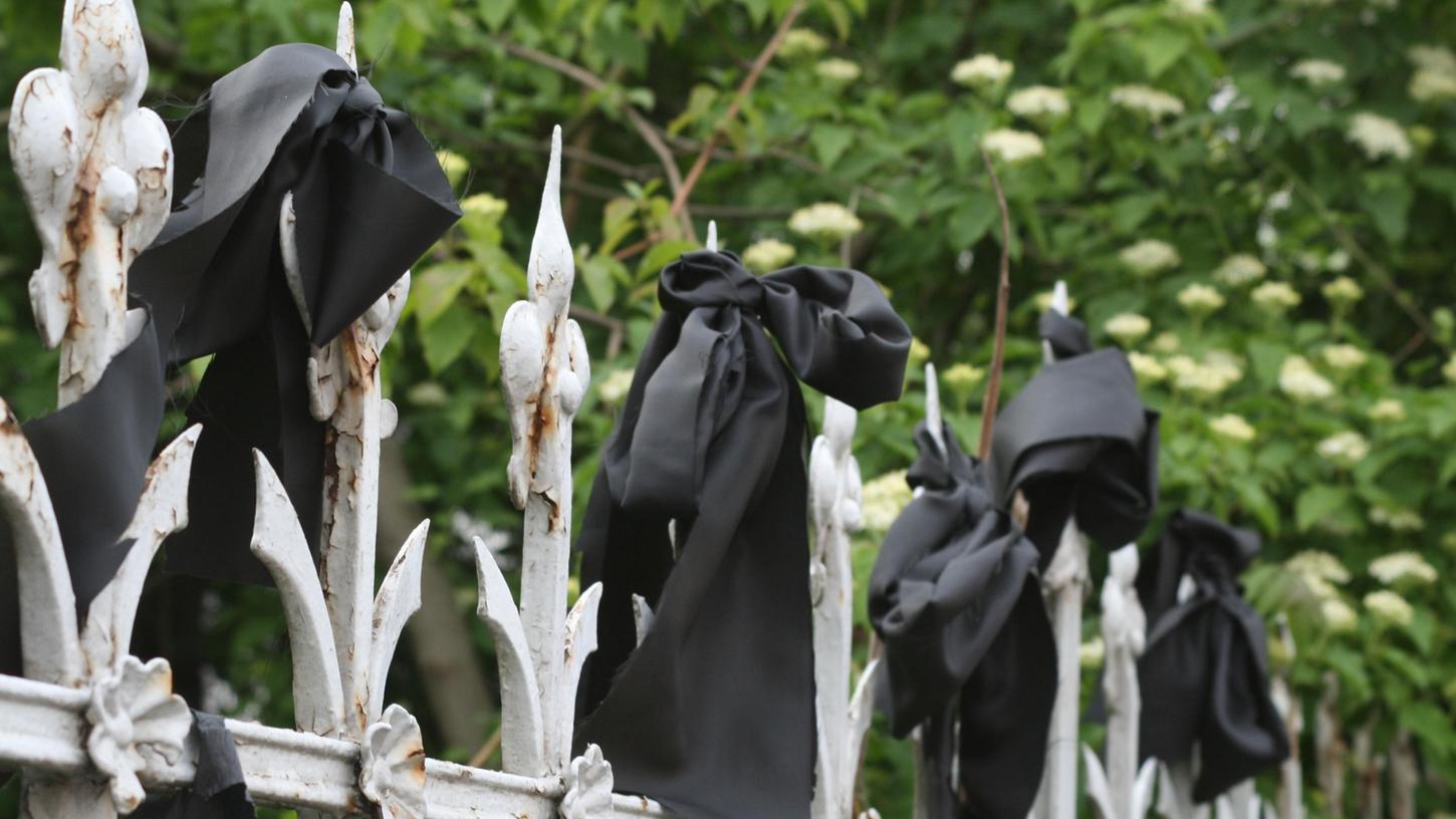 Mit Trauerflor hat die Bürgerinitiative den gusseisernen Zaun am Eingang der Maxfelder Pinselfabrik versehen. Mit Trauerflor hat die Bürgerinitiative den gusseisernen Zaun am Eingang der Maxfelder Pinselfabrik versehen.