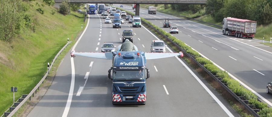 Nach Angaben eines Sprechers der beauftragten Spedition handelt es sich bei dem Eurofighter um die Maschine, die am 23. Juni vergangenen Jahres bei einem Luftwaffen-Manöver im Sauerland mit einem an der Übung beteiligten Learjet kollidiert war.