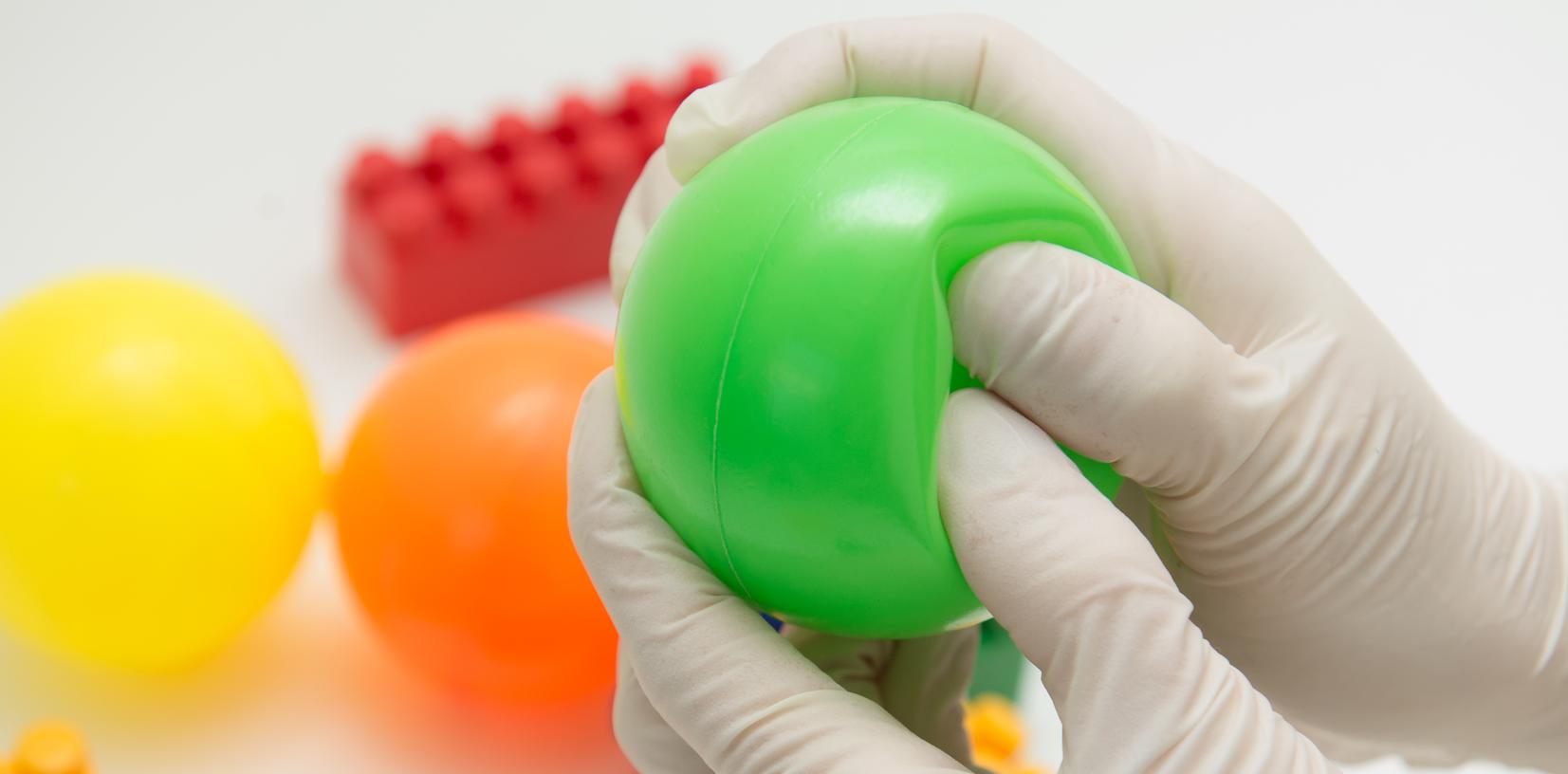 Qualitätssiegel können Eltern beim Spielzeugkauf Sicherheit geben. Doch bereits am Geruch eines Spielzeugs kann man Schadstoffe erkennen. Qualitätssiegel können Eltern beim Spielzeugkauf Sicherheit geben. Doch bereits am Geruch eines Spielzeugs kann man Schadstoffe erkennen.