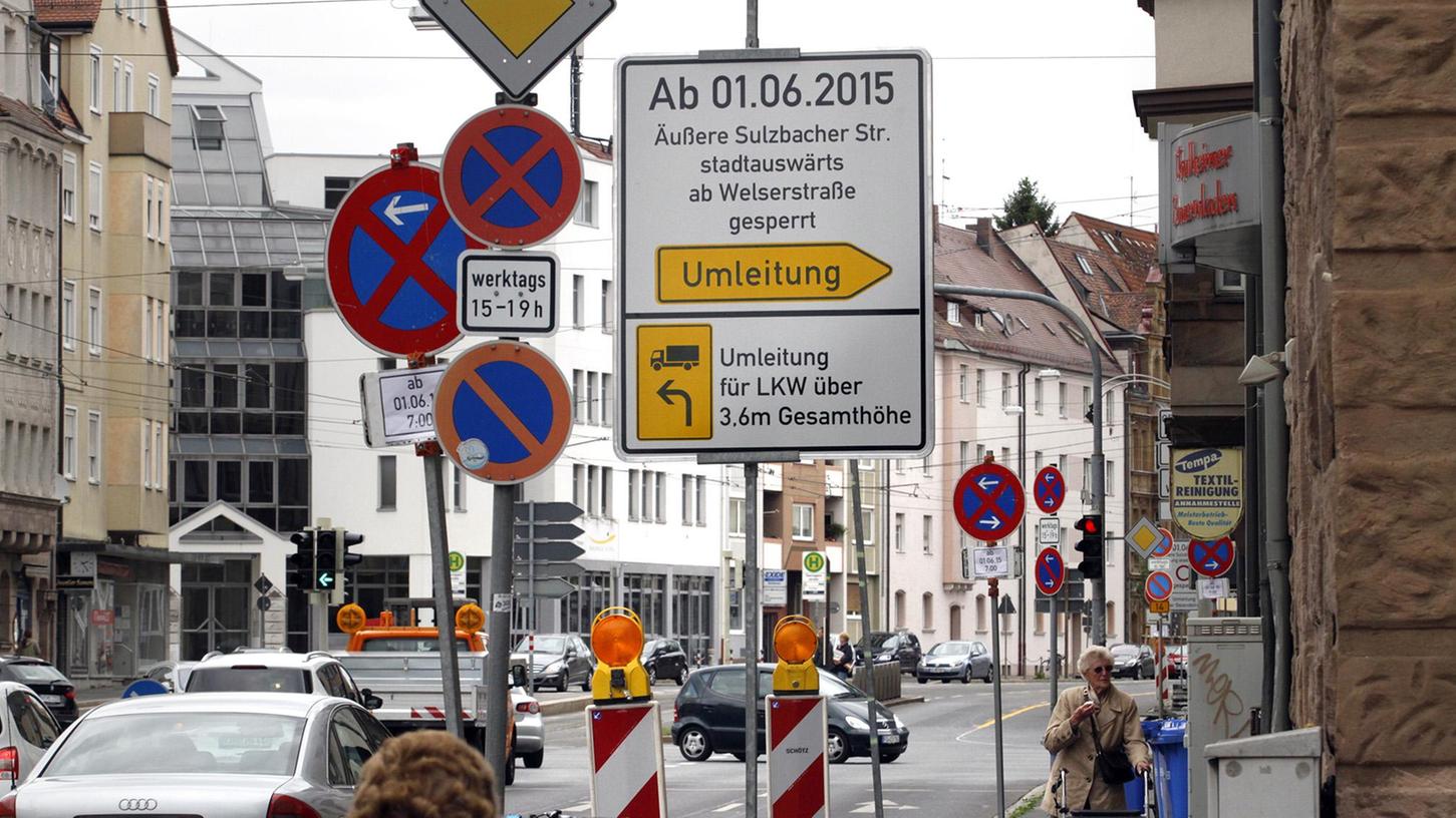 Schilder kündigen bereits seit Tagen die anstehende Baumaßnahme der VAG an: Ab Montag verwandelt sich die Äußere Sulzbacher Straße - im Bereich Welser- und Walzwerkstraße - in eine Einbahnstraße.
