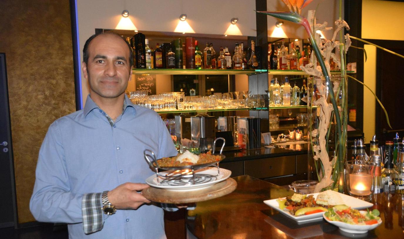 Erkan Bayrakli setzt in seinem Restaurant "Kult" auf feines türkisches, aber auch auf asiatisches Essen. Dabei lässt er sich allerhand einfallen: Bei ihm gibt es etwa "Suppe der Braut Ezo" oder "Salat der rosa Prinzessin“.
