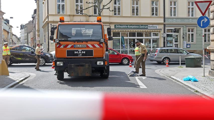 Beim Abbiegen übersehen: Laster erfasst Mann in Bamberg