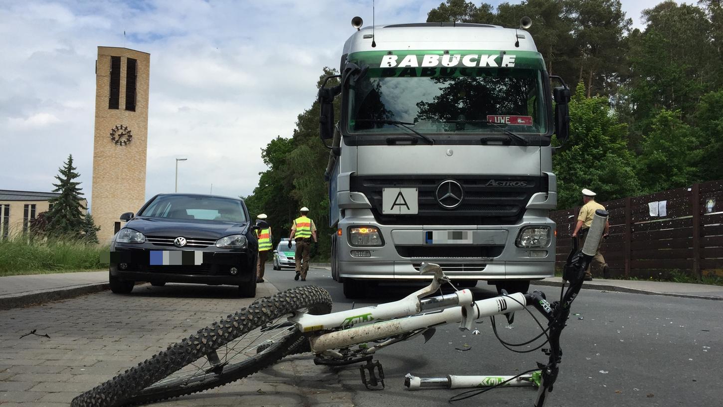 Ein Radfahrer wurde in Bubenreuth  von einem Lkw erfasst und lebensgefährlich verletzt.