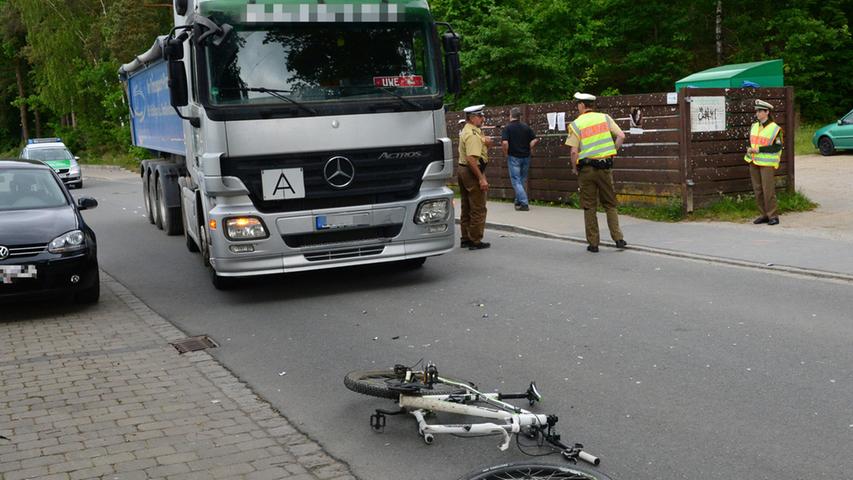 Radfahrer von Lkw angefahren und lebensgefährlich verletzt