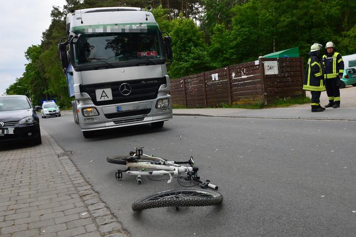 Radfahrer von Lkw angefahren und lebensgefährlich verletzt