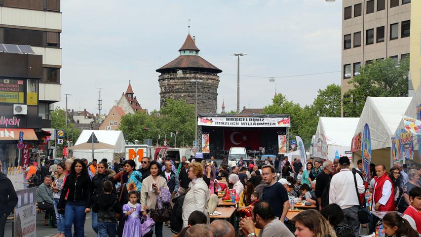 Am Freitag kamen die Leute zu Hauf zum Auftakt des deutsch-türkischen Gostenhofer Straßenfests, um etwas über ihre Stadtteilgenossen zu lernen.