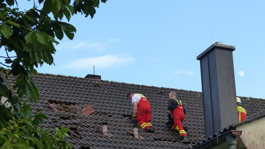 Ein schwerer Sturm hat am Freitagabend in Ohausen bei Freystadt im Landkreis Neumarkt massive Schäden an Gebäuden und Fahrzeugen angerichtet. Zahlreiche Feuerwehrleute waren im Einsatz, um den betroffenen Bürgern bei den Aufräumungsarbeiten zu helfen.
