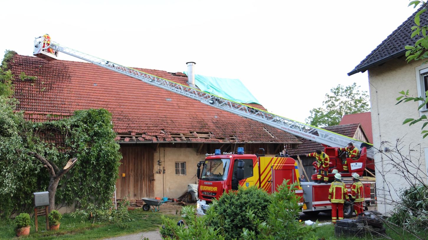 Schwerer Sturm im Freystadter Ortsteil Ohausen (Landkreis Neumarkt). Schwerer Sturm im Freystadter Ortsteil Ohausen (Landkreis Neumarkt).