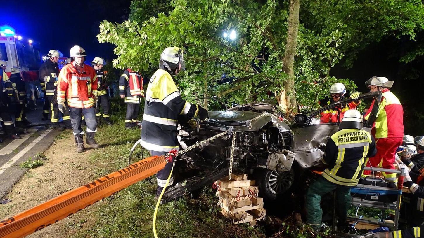 Schlussendlich gelang es den Einsatzkräften, den verletzten mit der sogenannten "skandinavischen Rettungsmethode" aus dem Fahrzeug zu befreien. Schlussendlich gelang es den Einsatzkräften, den verletzten mit der sogenannten "skandinavischen Rettungsmethode" aus dem Fahrzeug zu befreien.
