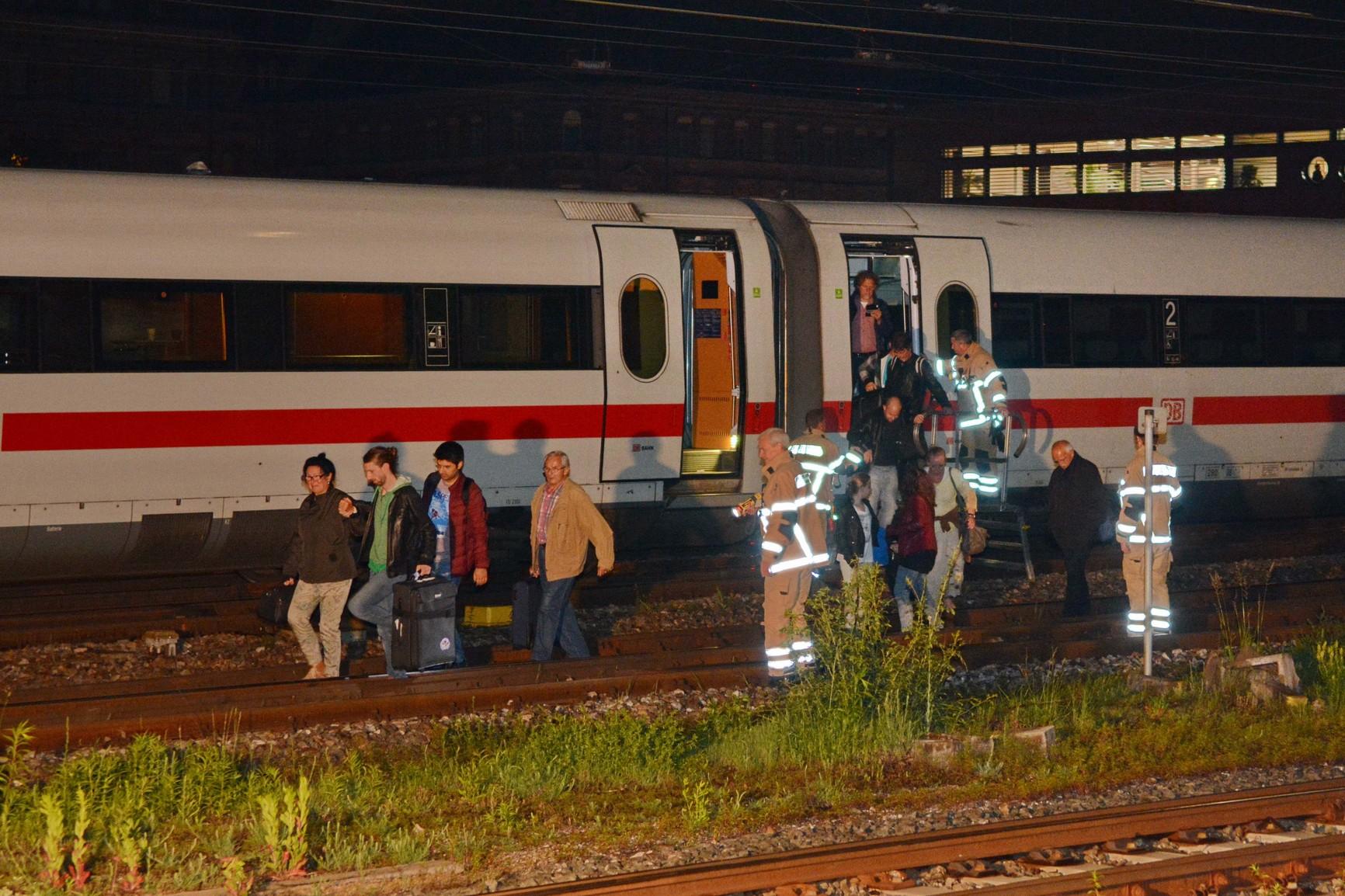 Lauter Knall: ICE hing im Fürther Hauptbahnhof fest