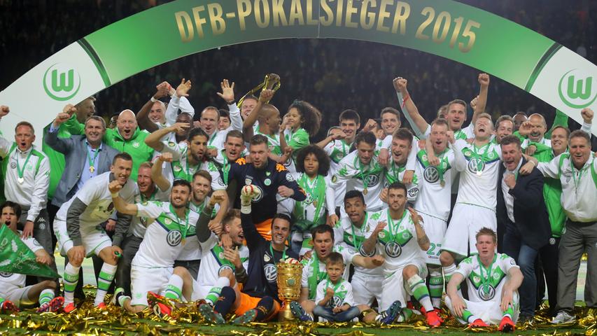 Her mit dem Pott: Wolfsburg wirbelt, Hecking ist der King! 