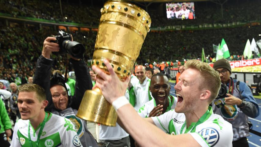 Her mit dem Pott: Wolfsburg wirbelt, Hecking ist der King! 