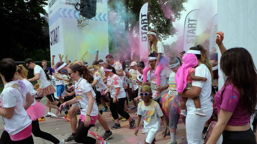 Color Run in Nürnberg: Laufen bis die Farbbeutel explodieren
