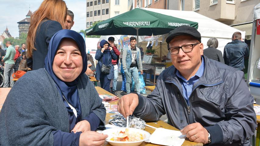 Ayse und Yüksel Sari ließen es sich auf dem Straßenfest schmecken.