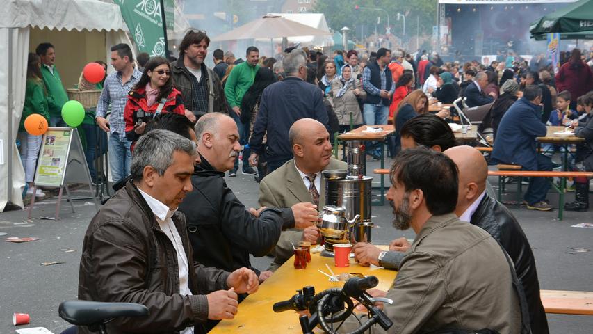 "Hozgeldiniz! - Herzlich Willkommen!": Am Sonntag strömten die Nürnberger nach Gostenhof zum deutsch-türkischen Straßenfest.