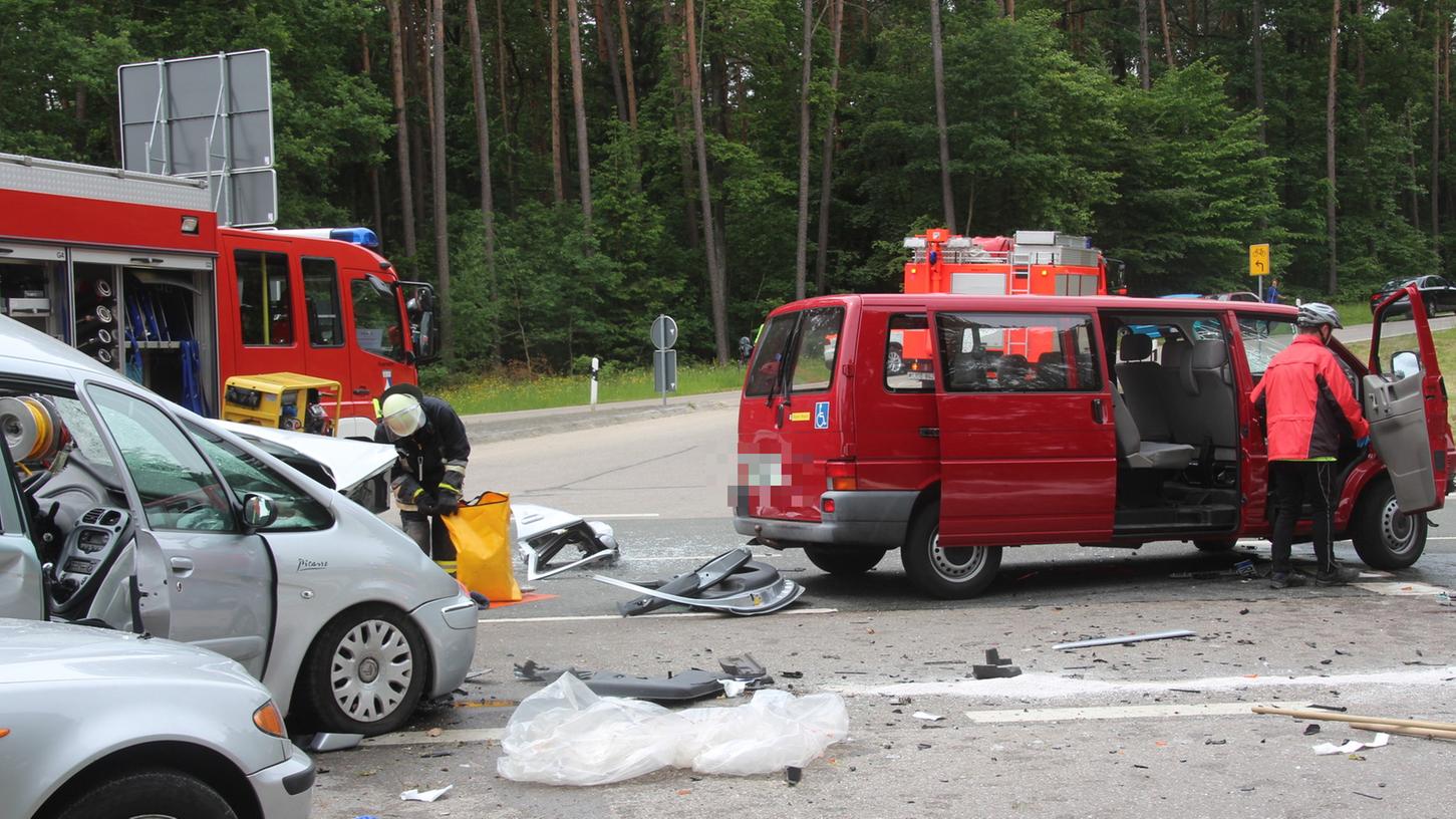 Fünf Menschen wurden bei dem Unfall zwischen Gunzenhausen und Langlau schwer verletzt.