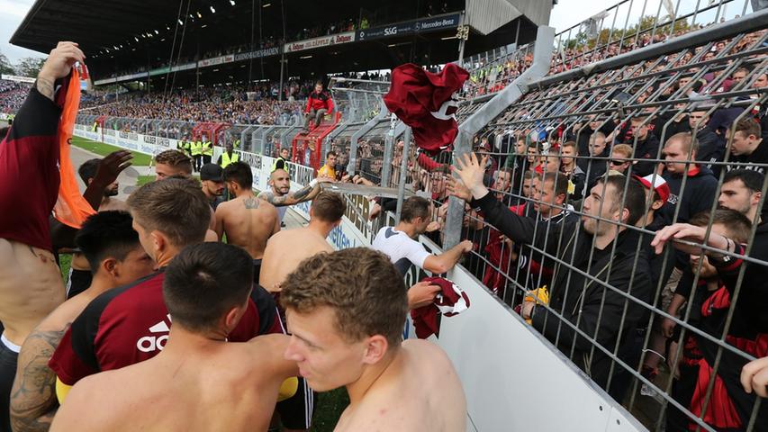 Am 6. Spieltag reiste der Club nach Karlsruhe und brachte seine Anhänger mit einem leblosen Auftritt vollkommen zur Weißglut. Die zweite Halbzeit schwiegen die 3000 mitgereisten Schlachtenbummler, nach dem Spiel kassierten sie sämtliche Trikots der Spieler ein, da diese es nicht wert seien, das rot-schwarze Dress zu tragen.