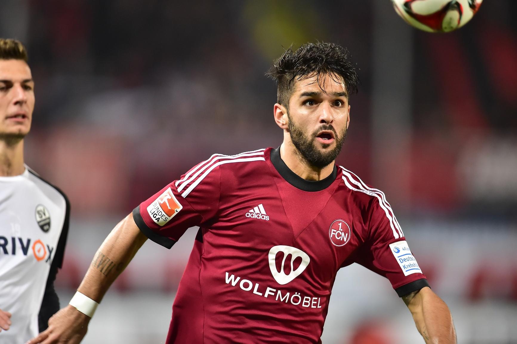 Sein Engagement beim Club startete vielversprechend. Dass der auf Leihbasis von Benfica Lissabon gekommene Daniel Candeias bereits Champions-League-Luft schnupperte, bewies der Portugiese bereits in seinem ersten Spiel für den Club. Ein Tor und eine Vorlage verbuchte der damals 26-Jährige in seinem ersten Spiel im rot-schwarzen-Trikot - und war damit maßgeblich am 4:0-Kantersieg bei Union Berlin im Spätsommer 2014 beteiligt. Danach trat Candeias nicht mehr häufig in Erscheinung. Nach einer enttäuschenden Spielzeit, in der Candeias in 16 Spielen gerade einmal zwei Tore schoss und eines auflegte, löste der Club den Leihvertrag mit dem Rechtsaußen vorzeitig auf. Heute geht der 33-Jährige in der türkischen Liga für Alanyaspor auf Torejagd. 