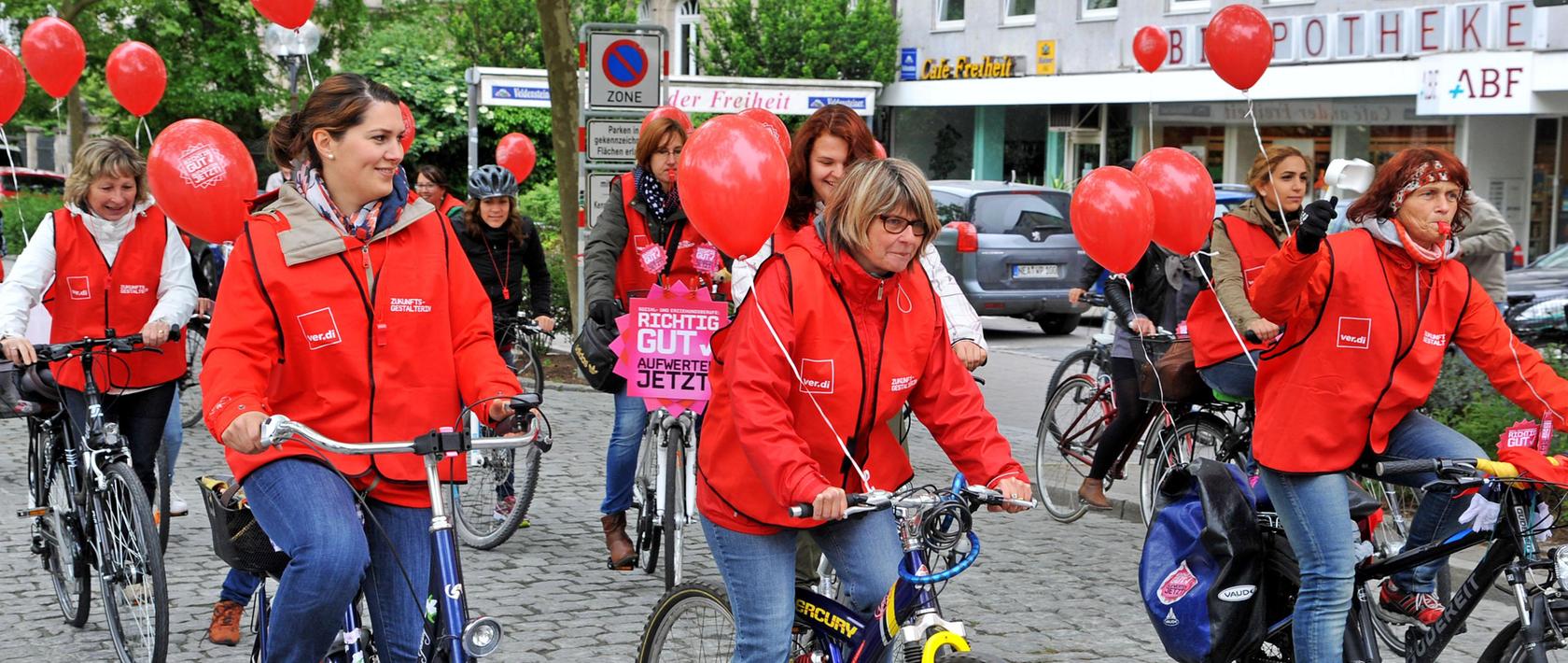Erzieher auf dem Fahrrad: Demo von Nürnberg nach Fürth