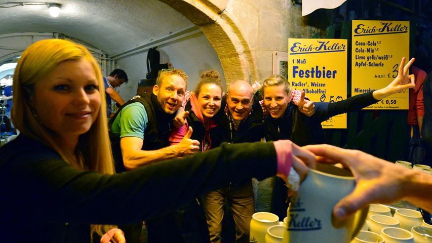 Feucht-fröhlich und mit ein bisschen Wehmut verabschiedeten sich am Montagabend Tausende von der diesjährigen Erlanger Bergkirchweih. Das Begraben des letzten Fasses Bier auf dem Erich-Keller war eine hoch emotionale Angelegenheit.
