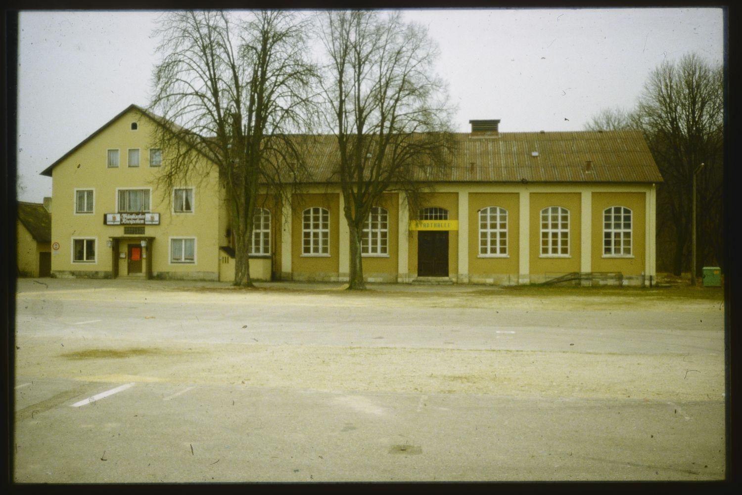 Zu diesem Bild von der Treuchtlinger Stadthalle vor der Sanierung hat uns Susanne Obermeier folgende Erinnerungen geschickt: "Das Fränkische Kneipchen war damals der Renner. Es war ein tolles Lokal zu dieser Zeit und es gab dort tolle, gute Speisen. Das 'Kneipchen' wurde auch lange renoviert. Gerlinde Flisar und Wolfgang Mitzler waren die Chefs. Ich wurde von den beiden als Köchin angestellt. Zur Faschingszeit war nachts immer dieses Weißwurstessen, wenn in der Stadthalle ein Ball war. Da war erst das Team von der Firma Walk in der Küche, um den Saal zu bewirten. Danach kam das Team vom Kneipchen und machte das Weißwurstessen - bis früh am Morgen." Doch wann wurde das Foto aufgenommen? Hinweise bitte per E-Mail an redaktion@treuchtlinger-kurier.de