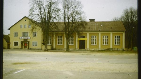 Zu diesem Bild von der Treuchtlinger Stadthalle vor der Sanierung hat uns Susanne Obermeier folgende Erinnerungen geschickt: "Das Fränkische Kneipchen war damals der Renner. Es war ein tolles Lokal zu dieser Zeit und es gab dort tolle, gute Speisen. Das 'Kneipchen' wurde auch lange renoviert. Gerlinde Flisar und Wolfgang Mitzler waren die Chefs. Ich wurde von den beiden als Köchin angestellt. Zur Faschingszeit war nachts immer dieses Weißwurstessen, wenn in der Stadthalle ein Ball war. Da war erst das Team von der Firma Walk in der Küche, um den Saal zu bewirten. Danach kam das Team vom Kneipchen und machte das Weißwurstessen - bis früh am Morgen." Doch wann wurde das Foto aufgenommen? Hinweise bitte per E-Mail an redaktion@treuchtlinger-kurier.de