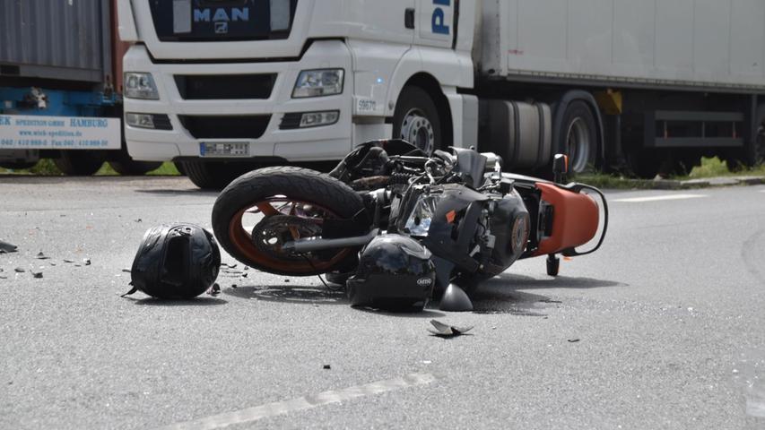 Motorrad prallt gegen Lkw: Zwei Personen schwer verletzt