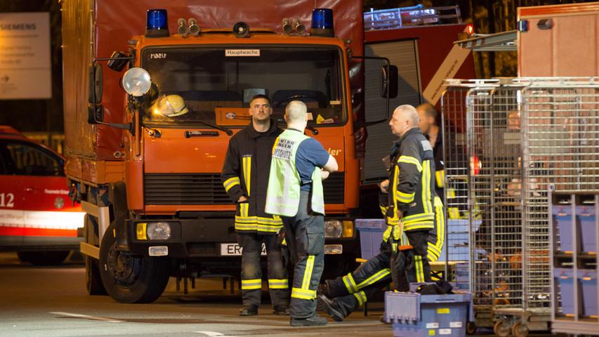 Die Feuerwehren aus Erlangen und Büchenbach waren mehrere Stunden damit beschäftigt, die Glutnester zu löschen, die in den etwa 600 Kubikmetern Müll schwer zu finden sind.
