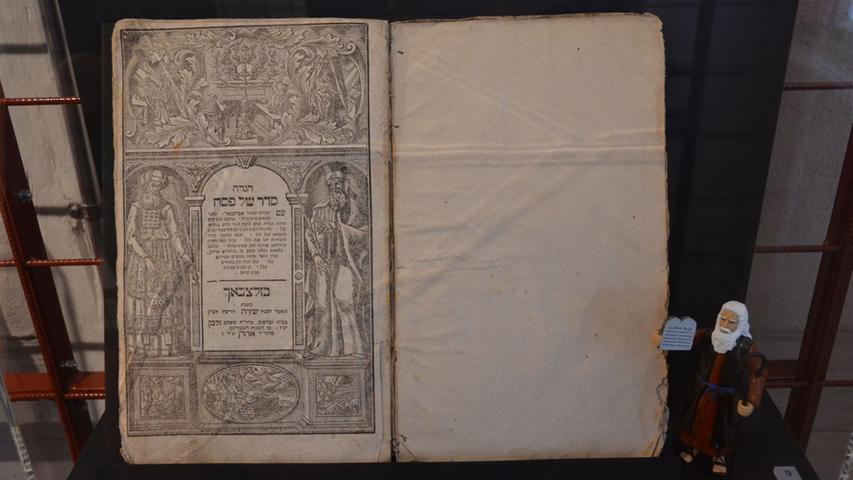 Eine Ausgabe der Pessach-Haggada von 1755: Sie erzählt vom Auszug der  Israeliten aus Ägypten.