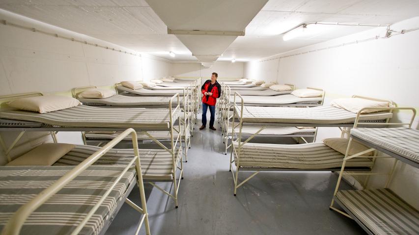In den Krankensälen liegen Matratzen auf den dicht an dicht stehenden Stockbetten und im Küchentrakt wartet der Heißwasserherd darauf, bedient zu werden.