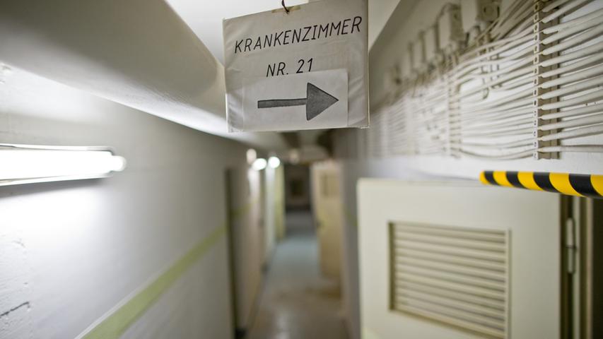 1996 endete die Betriebsbereitschaft, und seitdem versinkt das Hilfskrankenhaus samt Einrichtung im Dämmerschlaf.