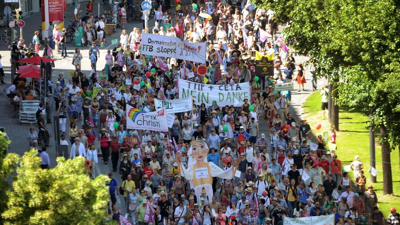 Die jungen Männer waren nach Angaben ihrer Familien einige Tage vor dem G7-Gipfel in Biarritz auf dem Weg in den Urlaub, als sie festgenommen wurden. Die jungen Männer waren nach Angaben ihrer Familien einige Tage vor dem G7-Gipfel in Biarritz auf dem Weg in den Urlaub, als sie festgenommen wurden.