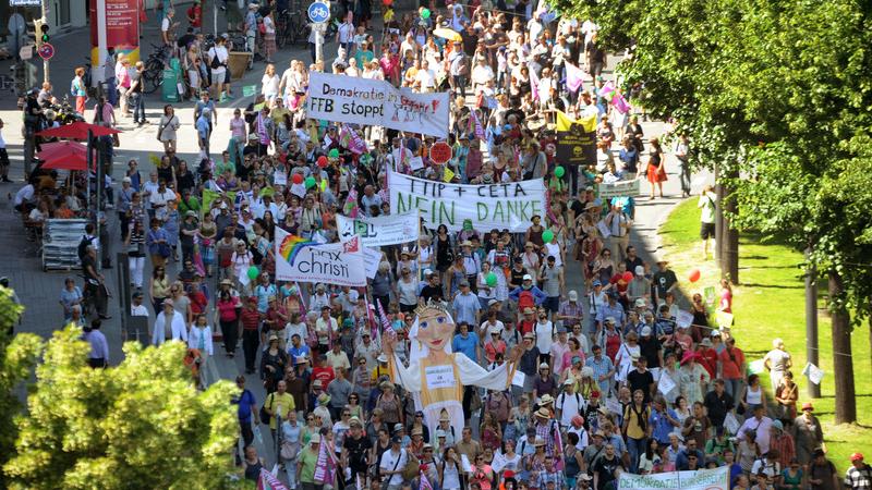 Die jungen Männer waren nach Angaben ihrer Familien einige Tage vor dem G7-Gipfel in Biarritz auf dem Weg in den Urlaub, als sie festgenommen wurden.