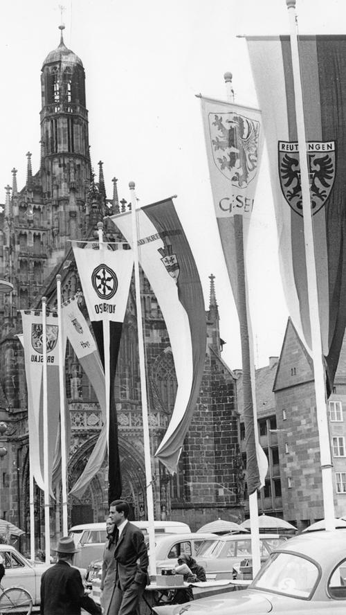 Bunte Fahnen vor alten und neuen Fassaden: sie wiegen sich vor der Frauenkirche auf dem Hauptmarkt ... Ein Gruß für die Gäste aus der Bundesrepublik und Berlin. Hier geht es zum Artikel vom 9. Juni 1965: "Fahnen grüßen prominente Gäste"