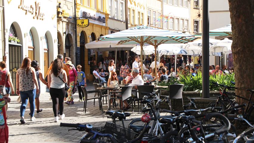 Bamberger genießen die Hitze im Park oder im Café
