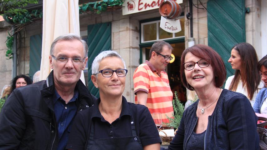 Bernhard (links) und Karen (rechts) besuchen schon seit 20 Jahren das italienische Restaurant Enoteca in Erlangen. Meist kommen sie freitags oder an Feiertagen, um den Abend entspannt ausklingen zu lassen. "Wir haben sogar inzwischen einen Stammtisch am Fenster", sagt Karen mit einem Lächeln und nimmt einen Schluck von ihrem Aperol Spritz. Doch vor allem bei schönem Wetter lieben sie es, draußen zu sitzen, denn "im Sommer ist es hier wie in Klein-Italien." Die runden Tische finden die beiden ganz besonders schön, denn "meist stellst du dich irgendwo mit dazu und lernst so neue Leute kennen." Bernhard schätzt neben dem großen Weinangebot, das gute Preis-Leistungs-Verhältnis und die hausgemachten Antipasti-Gerichte. Zudem verstehen sie sich herausragend mit Chefin Karin und "sind schon per Du." 
 
 Auch Chefin Karin hebt die Vielfalt an Weinsorten hervor und ist froh, so viele Stammgäste bedienen zu dürfen, denn "fast zwei Drittel der Gäste kommen regelmäßig  zu uns.“ Außerdem kann man das Enoteca mieten, um kleine Feiern mit 20 Leuten im Nebenzimmer zu machen.