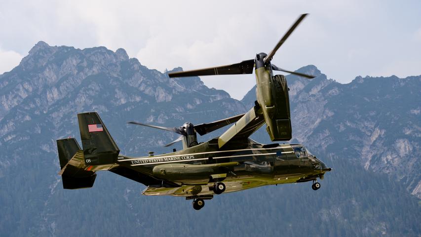 Während am Marshall Zentrum in Garmisch-Partenkirchen ein Kipprotor-Hubschrauber vom Typ Bell-Boeing MV-22B Osprey mit der Aufschrift "United States Marine Corps" startet und über die Köpfe der staunenden Anwohner hinweg schwebt, ...