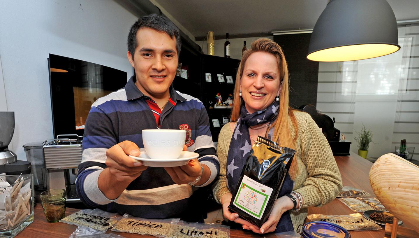 Peruanischer Kaffee bedeutet für Petra Protzen — hier mit Yen Andrade — Wohlgeschmack, Gewerbe, Hobby und die Möglichkeit, Kleinbauern und -bäuerinnen in Peru zu fairen Verdiensten zu verhelfen.