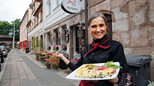 Vegane Suppen, Burger oder Desserts bietet das Mariposa in Nürnberg an - und schnappt sich damit Platz 11. Seit mehr als 20 Jahren kocht Inhaberin Maria Kasper schon vegan und serviert in ihrem Restaurant ausschließlich vegane, speziell ausgesuchte Speisen.