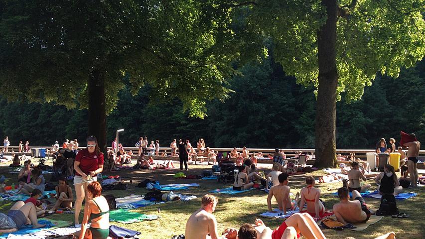Bamberger genießen die Hitze im Park oder im Café
