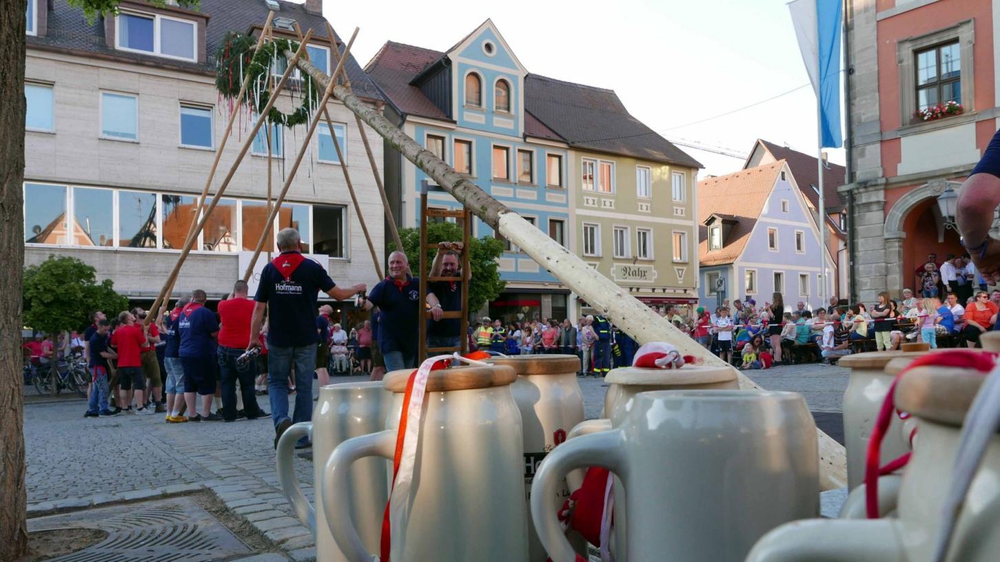 Mit dem traditionellen Aufstellen der Kirchweihfichte startet Neustadt an der Aisch an diesem Wochenende in die Kirchweihtage.