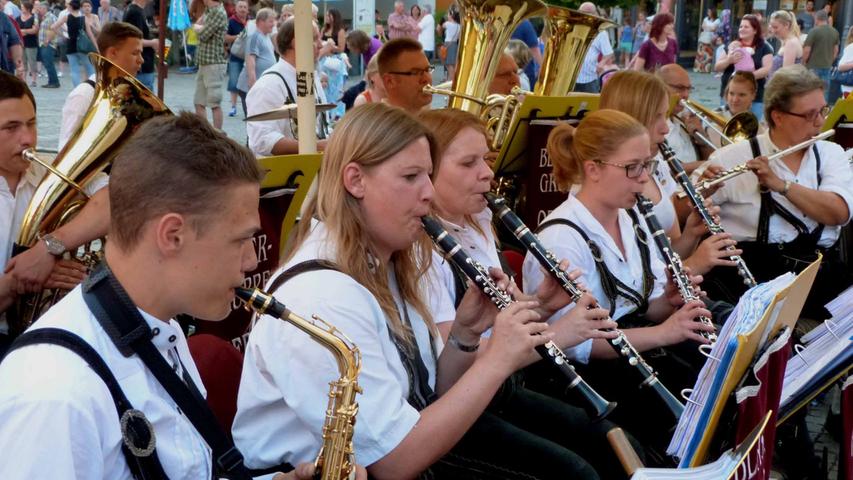 Die Musikgruppe aus Obersteinbach spielte für die frohgelaunten Gäste munter auf…