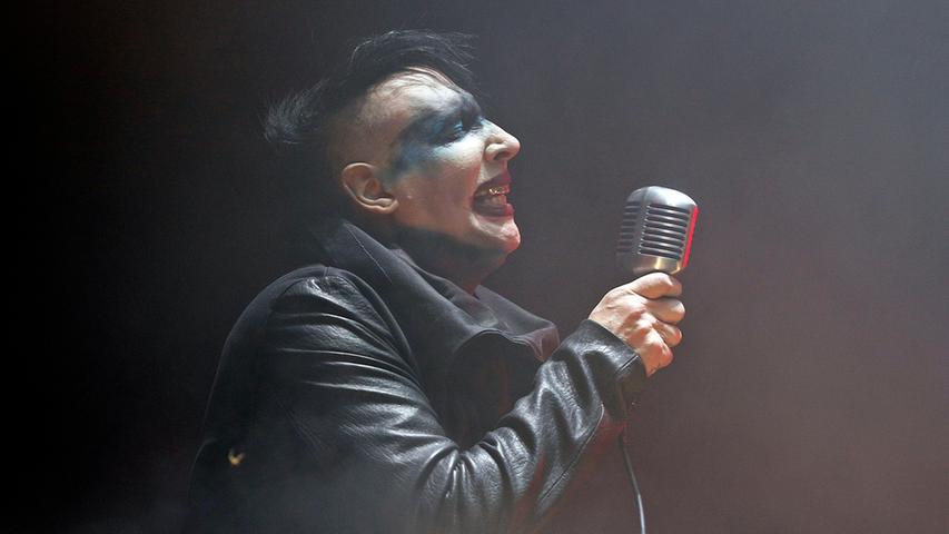 Abgedreht, schrill, laut: Das ist der Schock-Rocker Marilyn Manson. Bei seinem Auftritt bei Rock im Park stürzte er sogar von der Bühne, sagte: "Es war es wert, ein Bein für euch zu brechen." Wir haben die ersten Bilder! Nackte Haut, große Stars und Zeltplatz-Romantik: Alle Bilder und Infos zu Rock im Park 2015 gibt es hier.