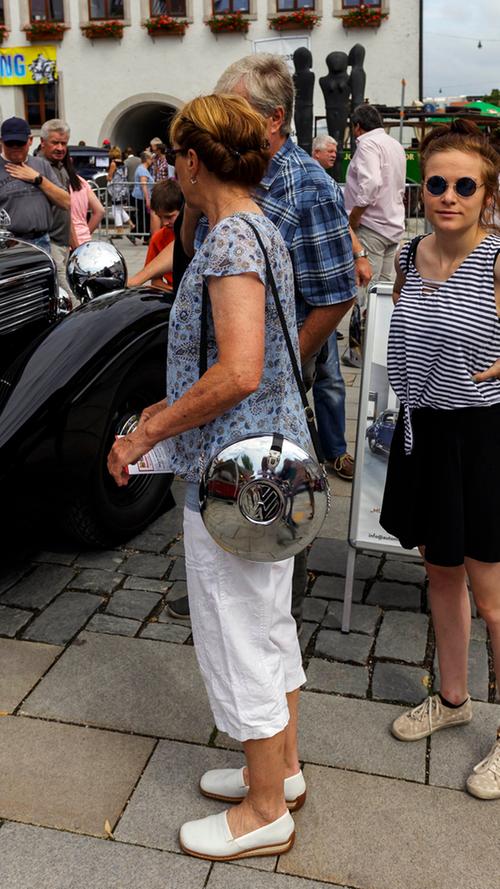 Wer beim Oldtimertreffen zünftig umherlaufen will, braucht die passende Handtasche - hier die Ausführung für Käferfreunde.