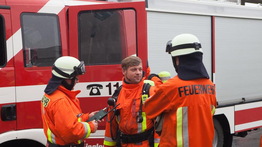 Die kompletten Wachen eins und vier sowie mehrere Freiwillige Feuerwehren trafen an der Unglücksstelle ein.