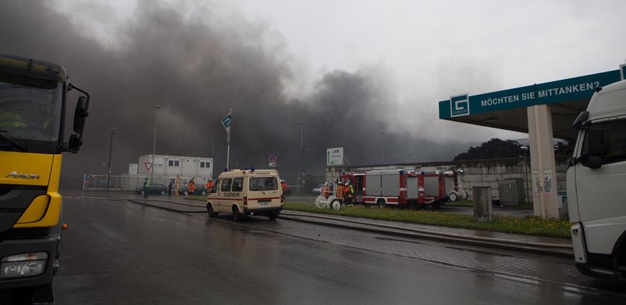 Am Montagvormittag gegen halb zehn wurde die Feuerwehr über einen Brand auf dem Gelände eines Recyclingbetriebes an der Antwerpener Straße am Nürnberger Hafen informiert.